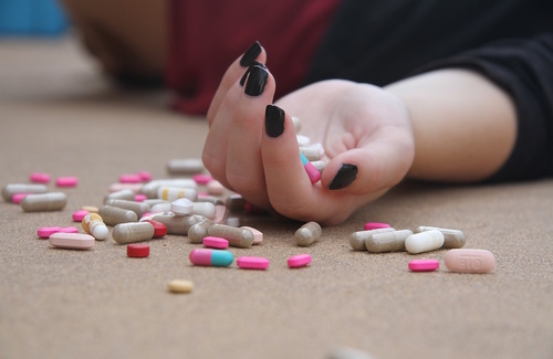 Dipendenza da farmaci: ammalarsi per guarire