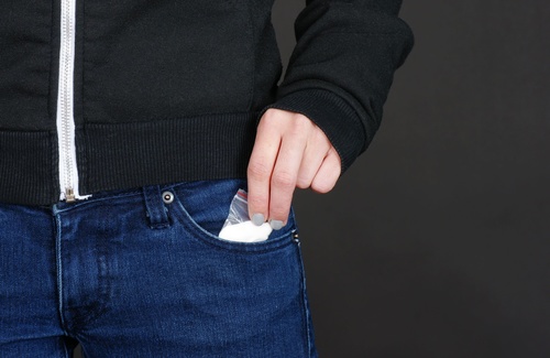 Cosa fare se tuo figlio assume droga