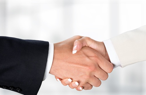 Psicologia della stretta di mano, cosa dice di noi