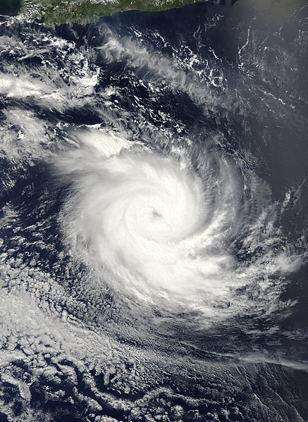 File:Tropical Cyclone Ilsa at peak intensity on 0255 Z March 19th 2009.jpg